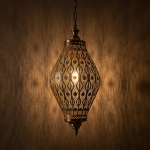 Suspension marocaine modèle diamant en bronze ajouré allumée