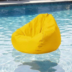 Housse de pouf poire jaune flottant dans une piscine