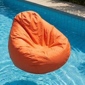Housse de pouf poire orange imperméable flottant dans une piscine