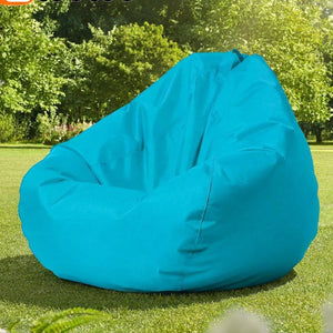 Housse de pouf poire turquoise sur une pelouse ensoleillée