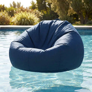 Housse de pouf poire bleu foncé flottant dans une piscine