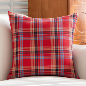 Housse de coussin de Noël à carreaux tartan rouge et bleu sur un canapé