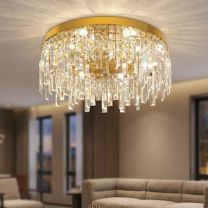 Lustre plafonnier en cristal doré compact allumé au plafond d'un salon