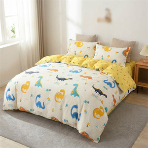 Parure de lit dinosaure motif Dino Soleil posée sur un lit fait
