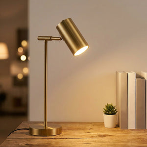 Lampe de bureau dorée modèle bras droit allumée