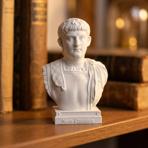 Buste de l empereur romain Néron en plâtre blanc sur un socle gravé