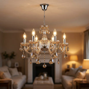 Lustre en cristal ambré et métal argenté allumé dans un salon
