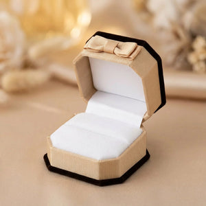 Écrin à bijoux en velours modèle bague ouvert intérieur blanc