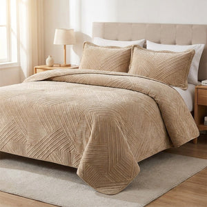 Couvre-lit matelassé en velours beige au motif géométrique brodé sur un lit dans une chambre lumineuse