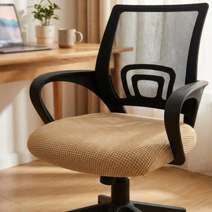 Housse d'assise texturée installée sur le siège d'une chaise de bureau beige