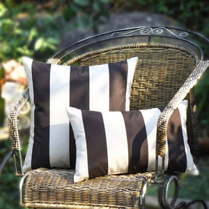 Housse de coussin imperméable à rayures noires sur une chaise de jardin