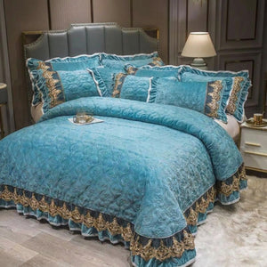Couvre-lit matelassé en velours bleu paon à la dentelle brodée dorée sur un lit