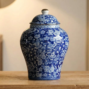 Vase chinois en céramique bleu nuit avec motifs de fleurs de prunier blanches