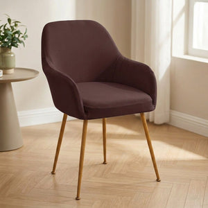 Housse de fauteuil marron sur une chaise à accoudoirs