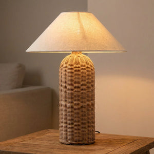 Lampe à poser rotin tressé forme colonne haute avec large abat-jour beige allumée