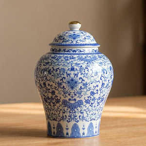 Vase chinois en céramique blanche avec motifs floraux bleus denses et couvercle