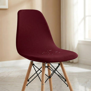 Housse de chaise grenat extensible sur une chaise scandinave