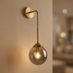 Applique murale boule de verre grise fumée suspendue gros plan