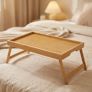 Plateau de lit pliable en bambou naturel sur un lit