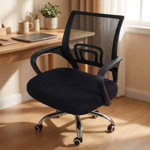 Housse d'assise texturée installée sur le siège d'une chaise de bureau noire