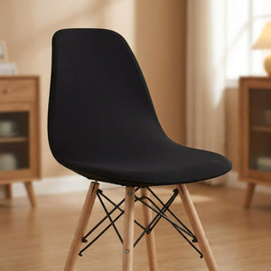 Housse de chaise noire extensible sur une chaise scandinave