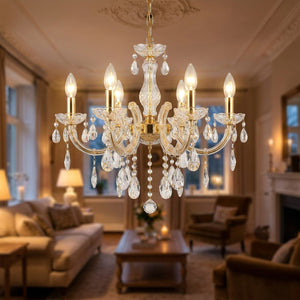 Lustre en cristal transparent et métal doré allumé dans un salon