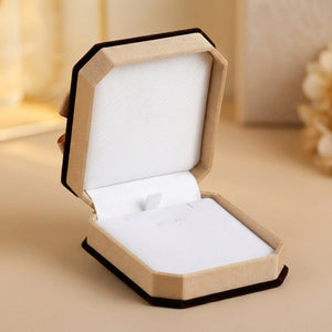 Écrin à bijoux en velours modèle pendentif ouvert intérieur blanc