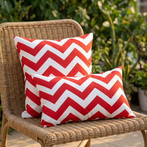 Housse de coussin imperméable à chevrons rouges sur une chaise de jardin