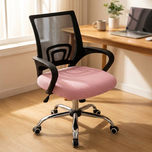Housse d'assise texturée installée sur le siège d'une chaise de bureau rose