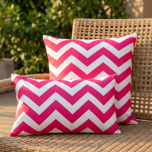 Housse de coussin imperméable à chevrons roses sur une chaise de jardin