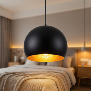 Suspension vintage Sphère en fer noir, intérieur doré dans une chambre