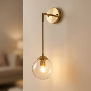 Applique murale boule de verre transparente suspendue gros plan