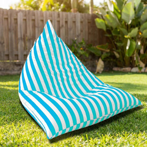 Housse de pouf géant extérieur rayée turquoise sur une pelouse