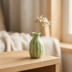 Mini vase en céramique vert céladon avec une fleur séchée