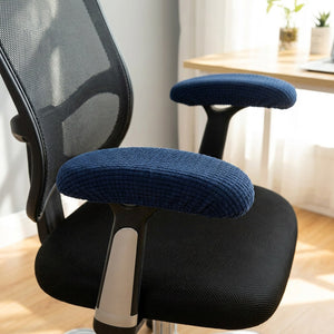 Paire de housses d'accoudoir bleu marine en tissu texture installees sur une chaise de bureau