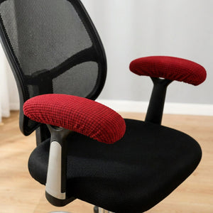 Paire de housses d'accoudoir bordeaux en tissu texture installees sur une chaise de bureau