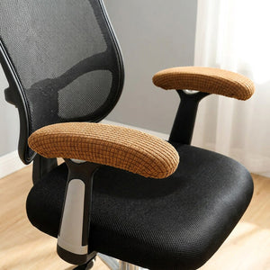Paire de housses d'accoudoir caramel en tissu texture installees sur une chaise de bureau