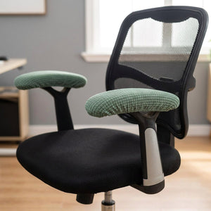 Paire de housses d'accoudoir vert sauge en tissu texture installees sur une chaise de bureau