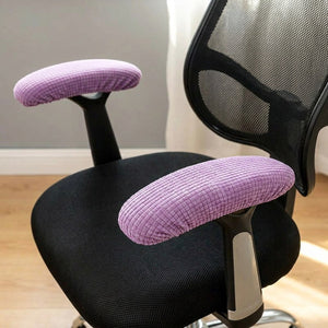 Paire de housses d'accoudoir violet en tissu texture installees sur une chaise de bureau