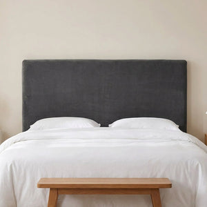 Housse de tête de lit en velours anthracite vue de face sur un lit