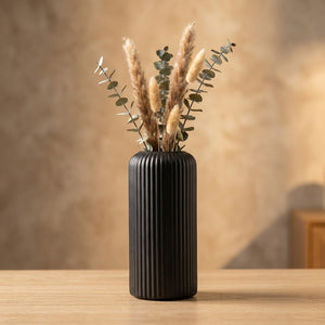 Vase noir mat à rainures aspect céramique de 20cm avec fleurs séchées
