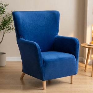Housse de fauteuil à oreilles en velours bleu sur un fauteuil une place