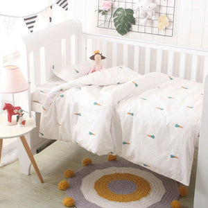 Parure de lit bébé motif carotte sur fond crème