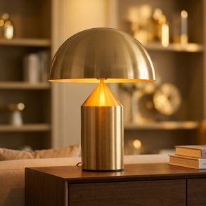 Lampe de table champignon Doré Grand H50cm allumée sur étagère de bibliothèque dans salon nordique