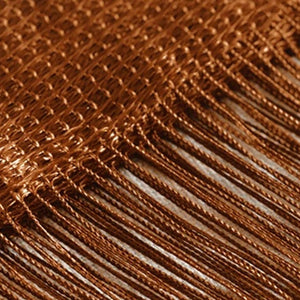 Rideau de fils marron gros plan sur les fils soyeux