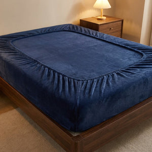 Drap-housse en molleton de corail bleu marine ajusté sur un matelas