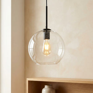 Suspension boule de verre transparent avec armature noire allumée