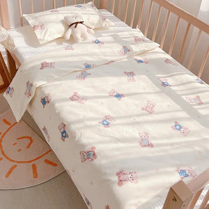 Parure de lit bébé motif oursons pastel en salopette