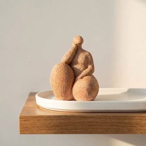 Statuette femme pensive 12cm en résine sableuse posée sur plateau blanc