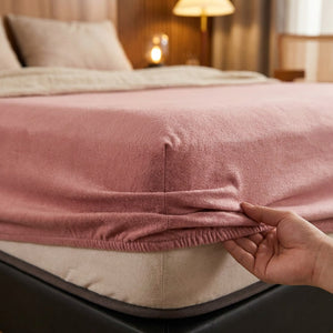 Drap-housse flanelle couleur rose, gros plan sur le coin élastiqué